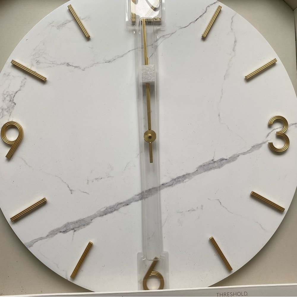26" classic round, analog wall
•Faux marble design finished with a brass polish